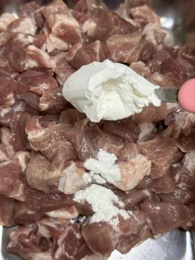 ニンニク風味の豚肉の角切りを作る手順：3