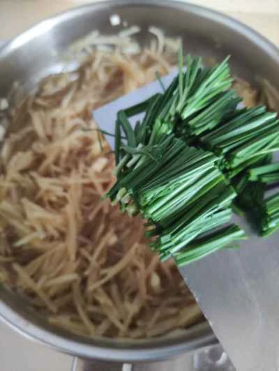 細切りジャガイモとチャイブの炒め物の作り方：7