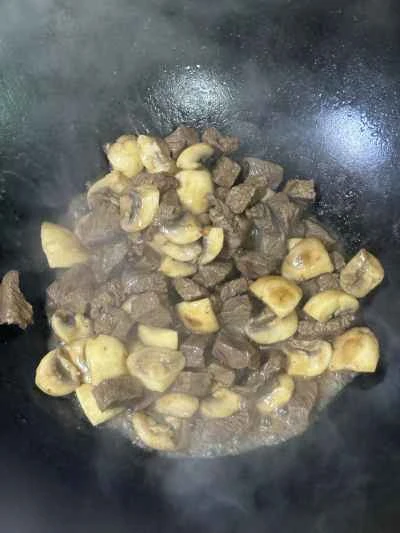 バターマッシュルームと牛肉の角切りを作る手順：13
