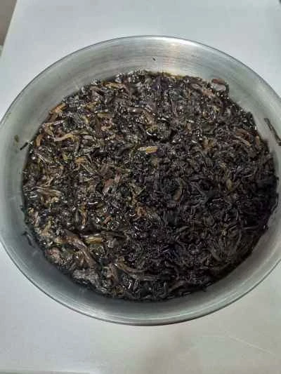 大晦日のディナーに欠かせない一品：電気グリドルで作る、塩漬けカラシナ入り豚肉の煮込み - 5ステップ