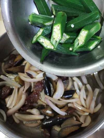 ナス、オクラ、玉ねぎの炒め物の作り方：8