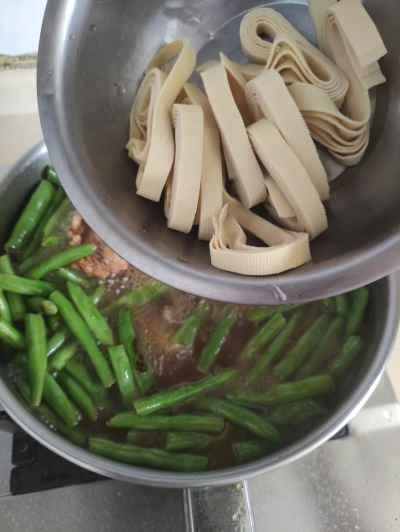 インゲン豆と豆腐の皮で煮込んだ鶏もも肉の作り方：7