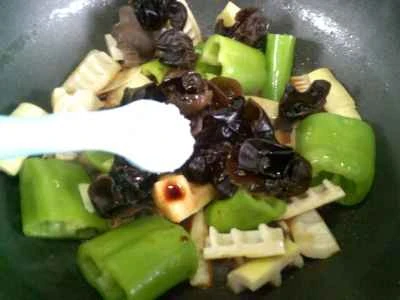 黒キクラゲとピーマンの煮込みたけのこの作り方：7