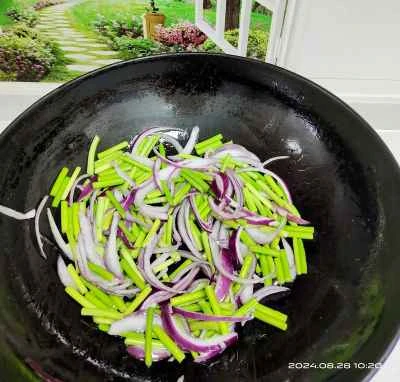 ニンニクの芽と玉ねぎの炒め物の作り方：3