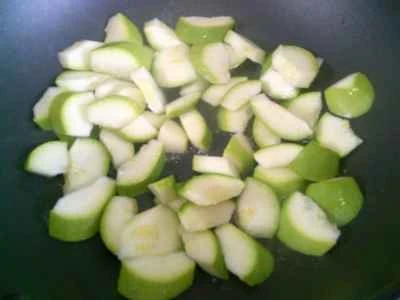 ズッキーニとピクルスのマスタードグリーン、揚げグルテン炒めの作り方：6