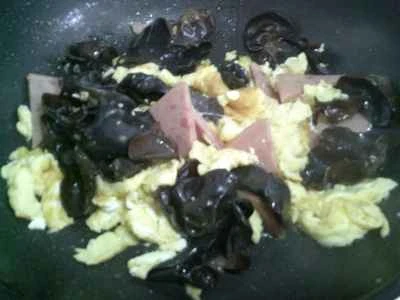 黒キクラゲ、ランチョンミート、卵を使った卵炒めの作り方：9