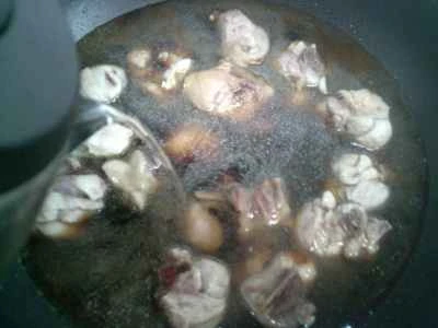 赤ピーマンとこんにゃくの結び目を使った鶏肉の煮込みの作り方：9