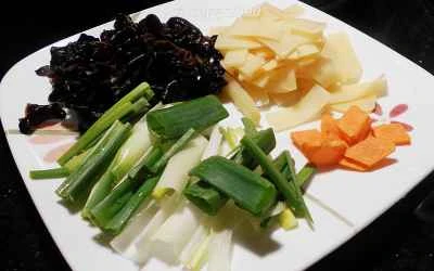 豚肉とキクラゲとネギの炒め物の作り方：1