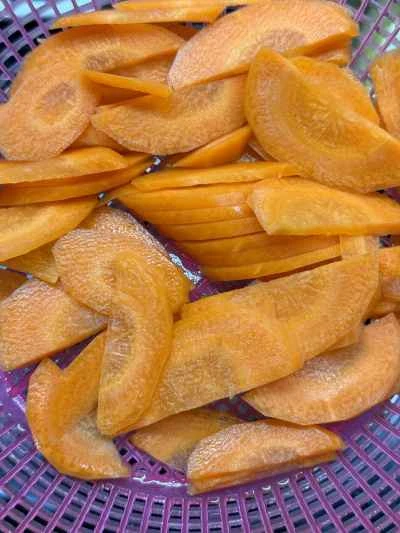 エビ、卵、ニンジン炒めの作り方：2