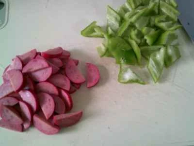 ピーマン、赤ソーセージ、玉ねぎの炒め物の作り方：3