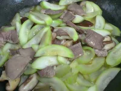 キノコと豚タンの夜咲き花炒めの作り方：11