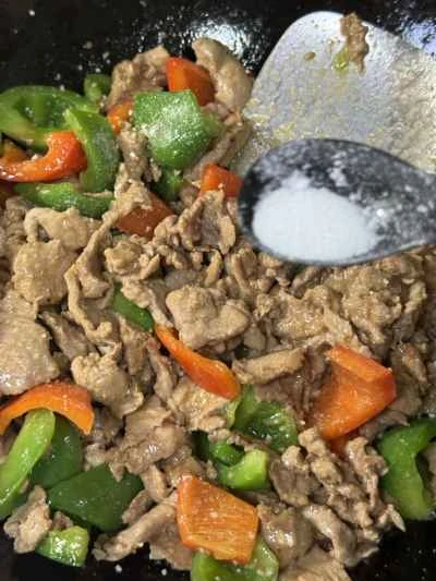 黒胡椒と薄切り肉で炒めたピーマンの作り方：11