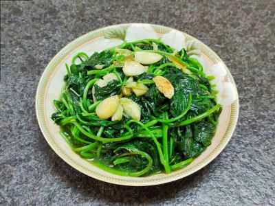 焼きチリソースで炒めたサツマイモの葉の作り方：8