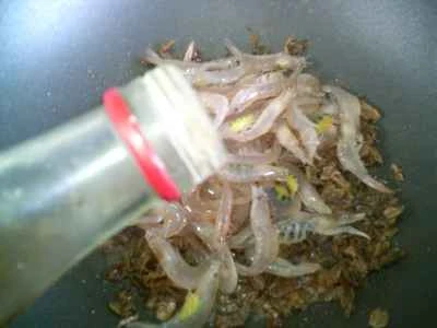 梅干しと川エビの炒め物の作り方：5