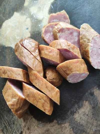 玉ねぎ入りソーセージ炒めの作り方：2