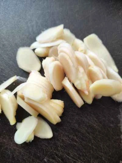 生姜とニンニクで豚肉を2度煮する手順：1