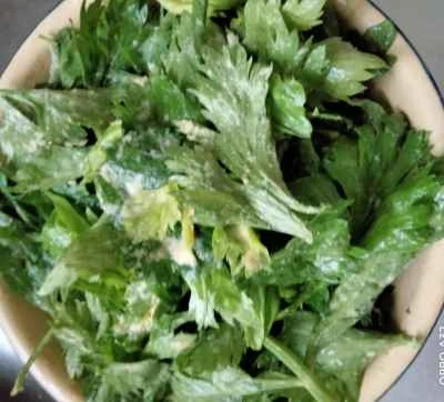 蒸しセロリの葉のレシピ