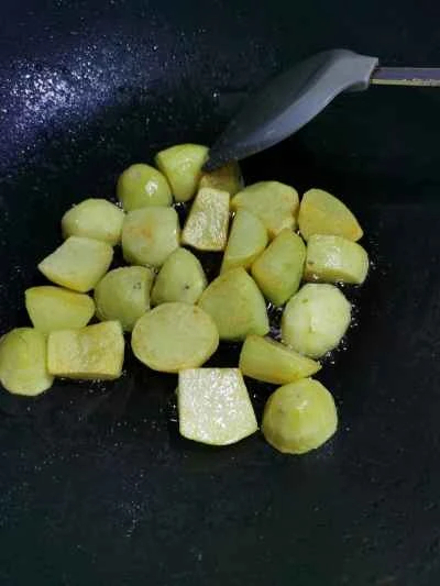 ジャガイモ入り豚スペアリブの煮込みの作り方：2