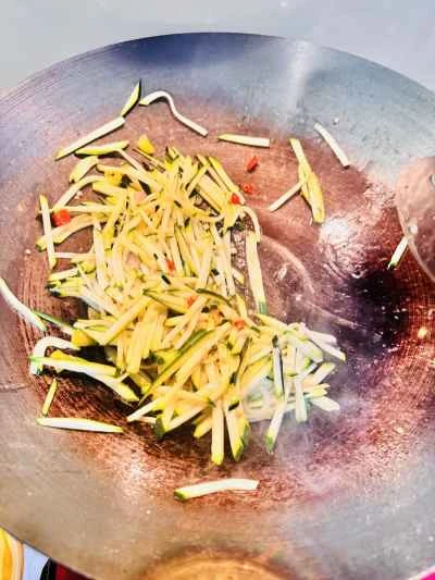 ズッキーニとピーマンのピクルス炒めの作り方：3