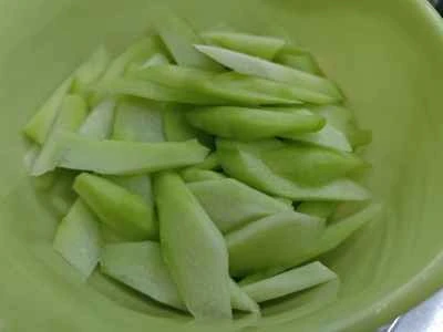 牛肉とチャヨテの炒め物の作り方：2