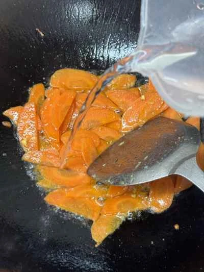 エビ、卵、ニンジン炒めの作り方：10