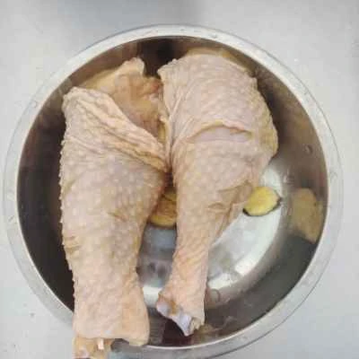 電気鍋で塩焼き鶏もも肉を作る手順：1