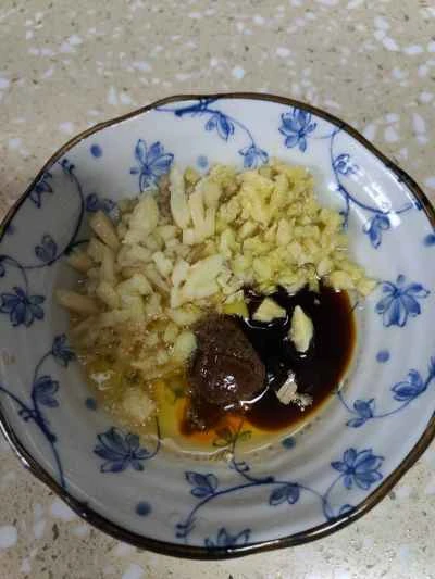 サテソースで豆腐皮と牛肉の蒸し煮を作る手順：3