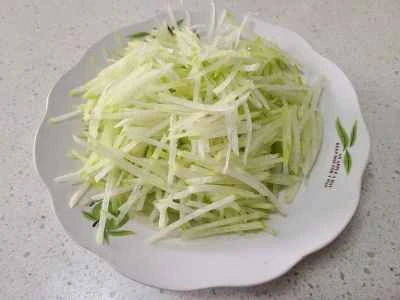 千切り大根と赤唐辛子の炒め物の作り方:3