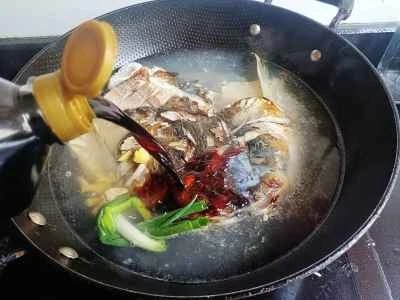 赤いスープで豆腐と銀鯉の頭を煮込んだ煮込み料理の手順：7