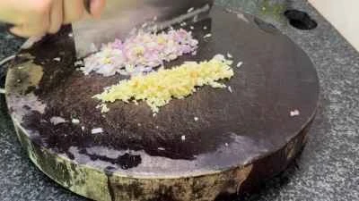 ニンニク風味の豚腸の作り方：1