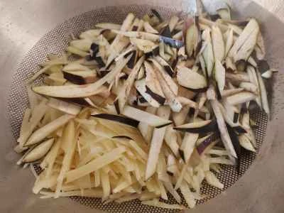 千切りジャガイモ、千切りナス、千切りピーマンの炒め物の作り方：2