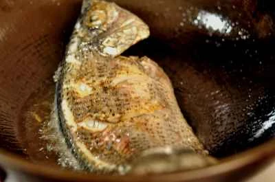 フラットブレッド入り魚の頭のシチュー：ステップ2