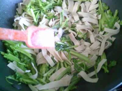 セロリと豆腐の皮の炒め物の作り方：11