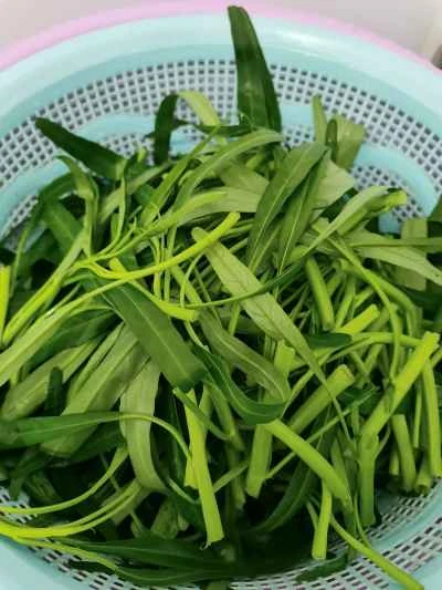 空芯菜と発酵豆腐と唐辛子の炒め物の作り方：1