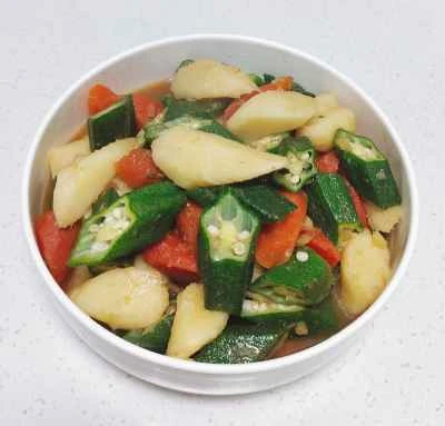 オクラ、ニンジン、ヤムイモのシチューのレシピ