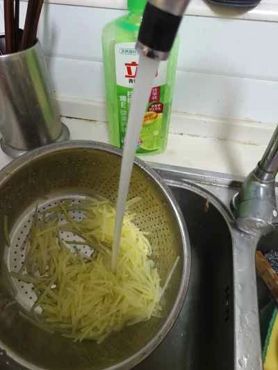 千切りジャガイモ炒めの作り方：2