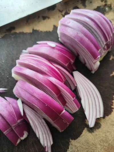 ピーマン、玉ねぎ、ソーセージ炒めの作り方：2