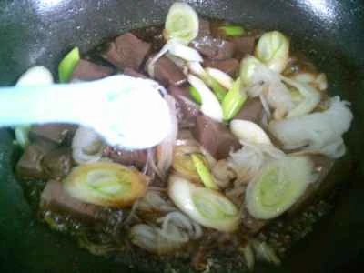 鴨の血とネギ、こんにゃくの炒め物の作り方：10