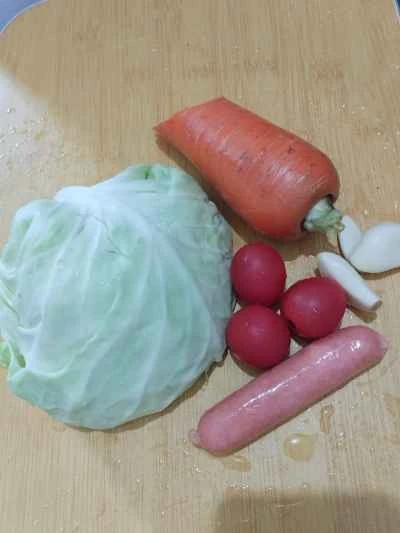 キャベツとニンジンとソーセージの炒め物の作り方：1