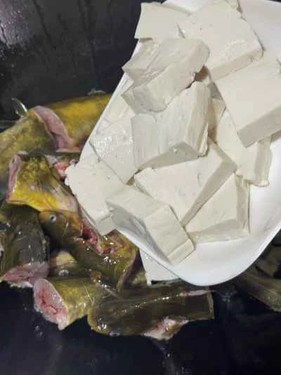 卵と豆腐入り黄ナマズの煮込みの作り方：8