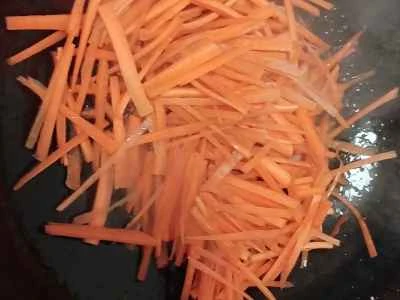 牛肉ソーセージとニンジンの炒め物の作り方：7