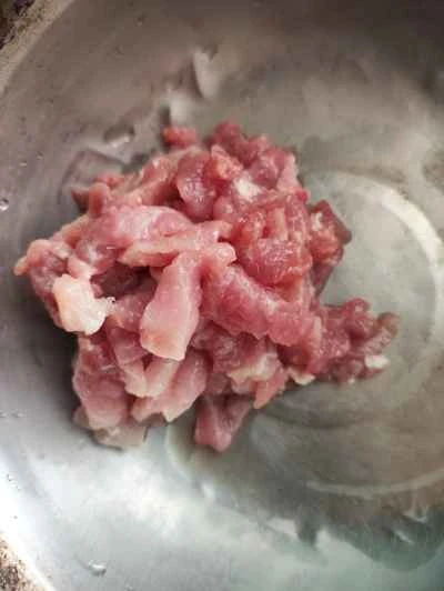 細切り豚肉とジャガイモと玉ねぎの炒め物の作り方：1