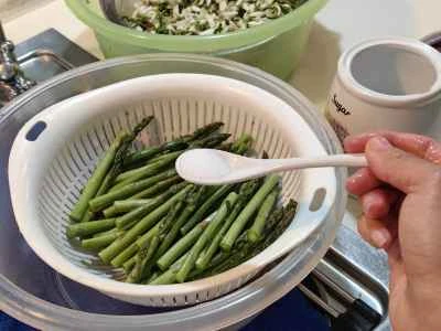 蒸しアスパラガスとイナゴマメのレシピ手順：4