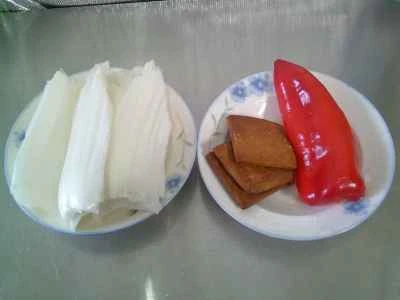 キャベツの茎と赤ピーマン、干し豆腐の炒め物の作り方：1