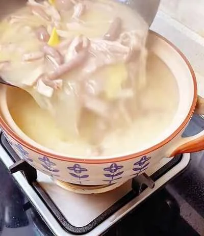 豚の胃袋とチキンのスープを作る手順：8