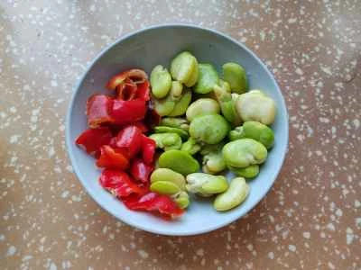 赤ピーマンとソラマメの卵炒めの作り方：1