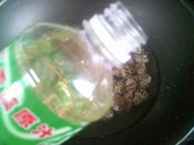 ピクルスにしたカラシナのソースを添えた茹でツブ貝の作り方：4