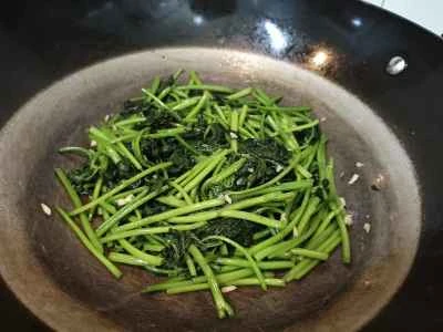 ニンニクとサツマイモの葉の炒め物の作り方：6