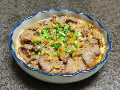 サテソースで豆腐皮と牛肉の蒸し煮を作る手順：10
