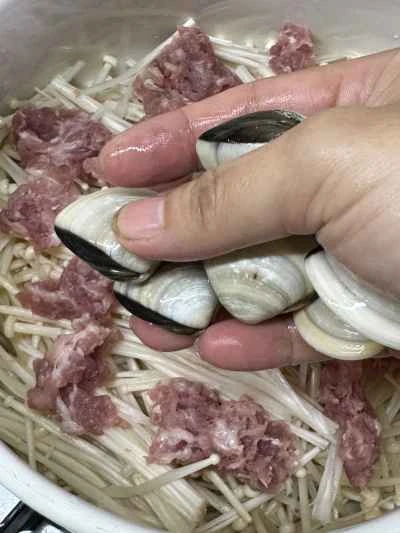 えのき茸とひき肉とアサリの煮込みの作り方：6